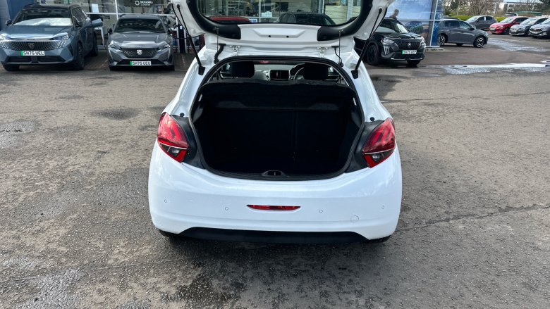 Peugeot 208 1.2 PureTech 82 Signature 5dr [Start Stop] Petrol Hatchback